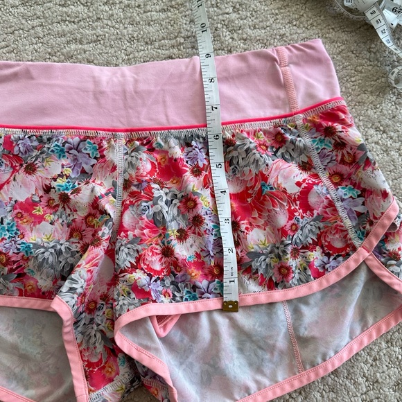Lululemon Flowabunga Speed Shorts Pink Floral Size 4. 2.5 inseam - Picture 7 of 7